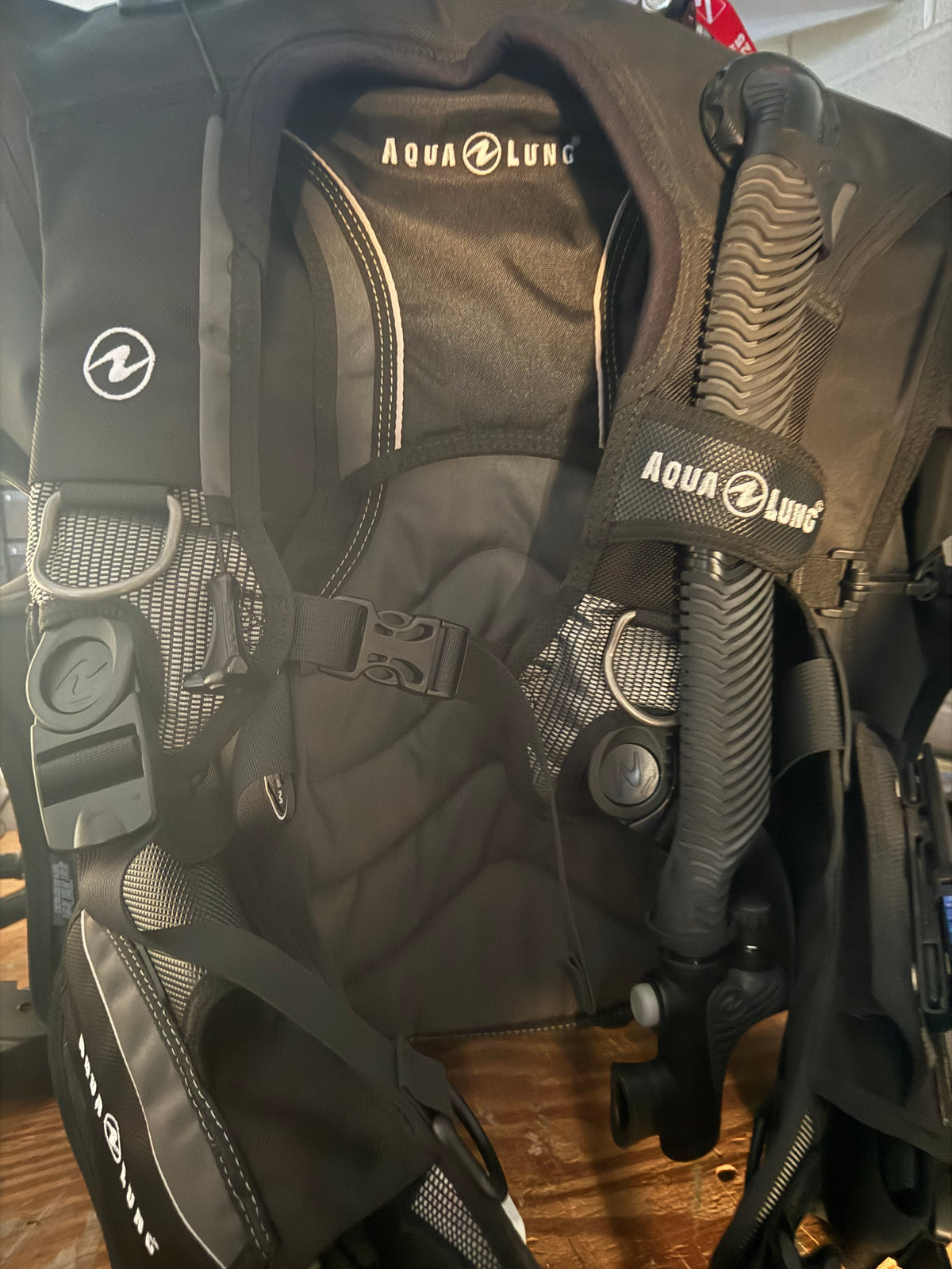 Like New Aqualung Dimension BCD with Dive Knife- Med